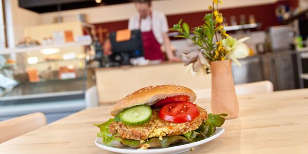Veganer Burger auf einem Tisch im Bio-Bistro