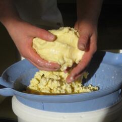 Butter wird per Hand geschöpft und geformt