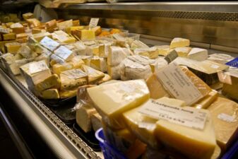 Geschnittener Käse in der Auslage im Biomarkt