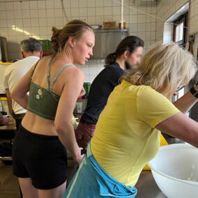 Teilnehmer der Regional-Fahrradfahrt bereiten bei Elb-Ferment Sauerkraut zu