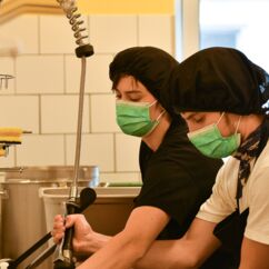 Zwei Mitarbeiter von Umani in der Küche