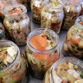 Kimchi von Elb-Ferment abgefüllt in Mehrweg-Gläsern