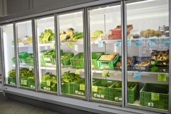 Kühlregal mit losen Salaten und Blattgemüsen