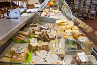 Käsetheke mit diversen Käsesorten, einige davon mit dem Regionalprodukte-Logo