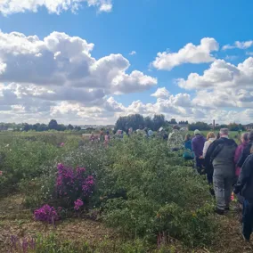 Teilnehmer der Regional-Busfahrt auf dem Gelände des Rosarium Pulsitz