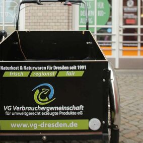 Lastenfahrrad mit Aufdruck 'VG-Dresden' vor dem Biomarkt Dresden-Mitte