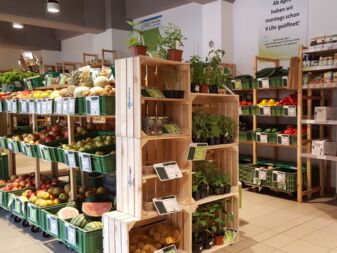 Obst und Gemüseabteilung im Biomarkt