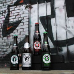 Verschiedene Sorten Bier in Flaschen mit Logo Quartiermeister