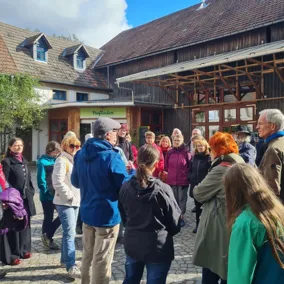 Teilnehmer der Regional-Busfahrt auf dem Hof Mahlitzsch