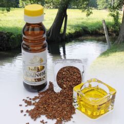 Bio-Leinöl von Balbur in einer Flasche, daneben Leinsaat und Leinöl in einer Schale