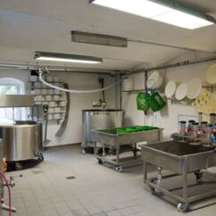 Geräte zur Käseherstellung in der Hofkäserei Schönborn