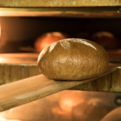 Gebackenes Bio Brot kommt aus dem Ofen