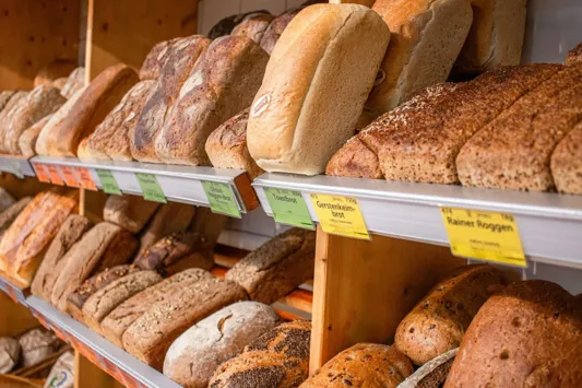 Bio-Brote und Brötchen in der Auslage im Biomarkt