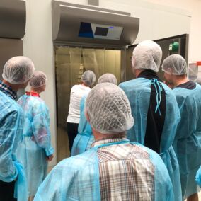 Mitarbeiter der Biobäckerei Spiegelhauer demonstriert Gär-Raum für Besucher