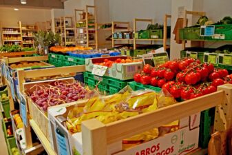 Gemüse und Obst im Bioladen