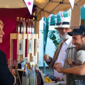 Lieferanten und Besucher auf dem Regionalfest der VG sprechen miteinander an einem Stand