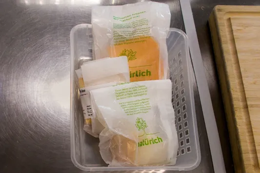 Käsestücke in einer Käsetüte aus beschichtetem Papier