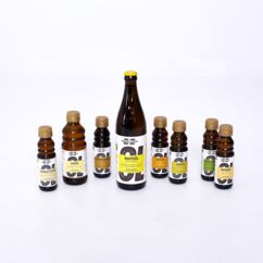 Sortiment von Leipspeis - verschiedene Öle in Flaschen auf weißem Grund
