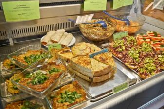 Frischen Salate und Snacks an der Theke im Bio-Bistro