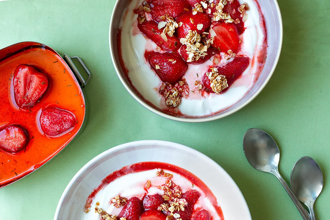 Gegrillte Erdbeeren mit Joghurt und Mandelcrunch