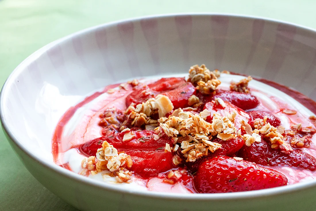 Gegrillte Erdbeeren mit Joghurt und Thymian-Mandelcrunch