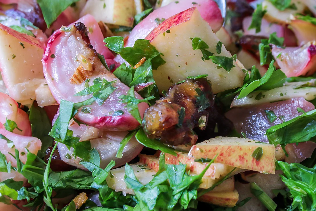 Radieschen-Salat mit gebackenen Radieschen, Äpfeln, Datteln und Petersilie