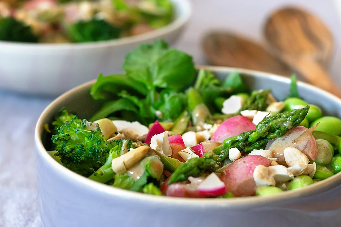 Salat mit grünem Spargel, Radieschen und Miso-Dressing