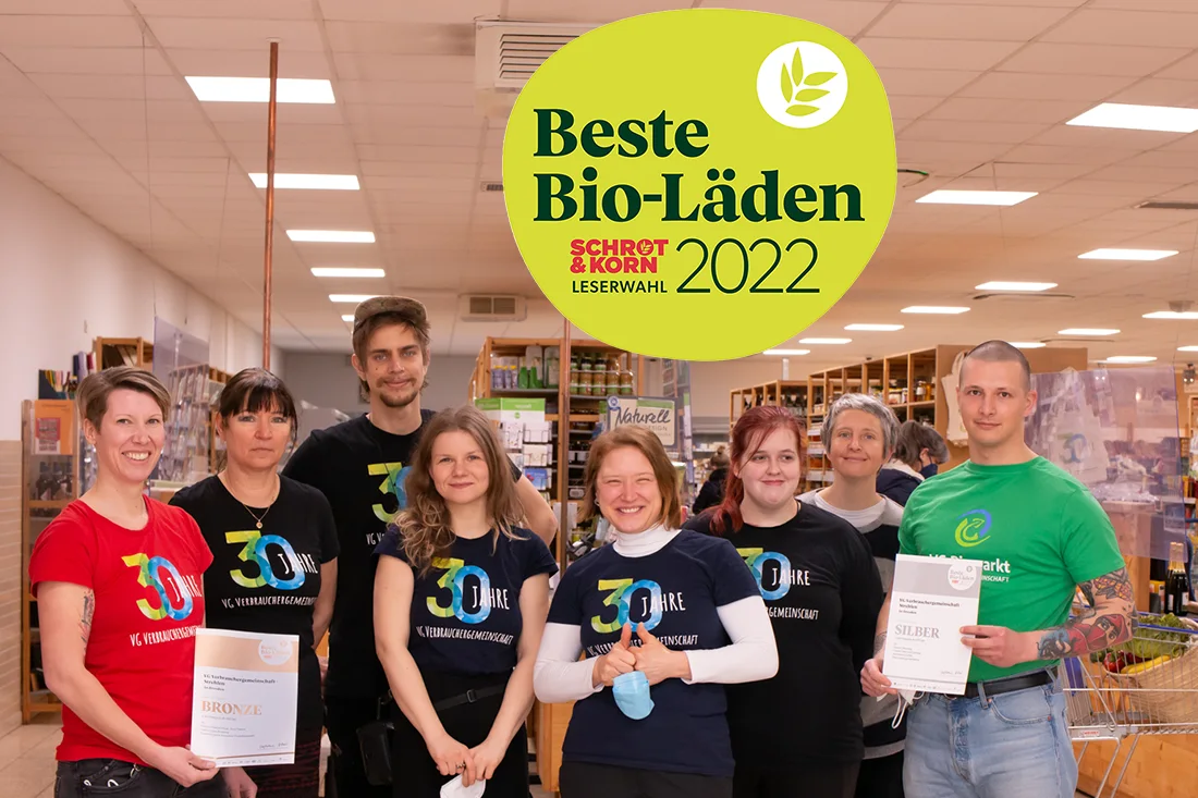 Das Team im VG Biomarkt hält die Urkunden der Schrot und Korn Wahl "Beste Bioläden"
