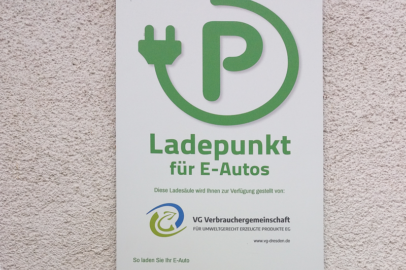 Schild mit Text: Ladepunkt für E-Autos