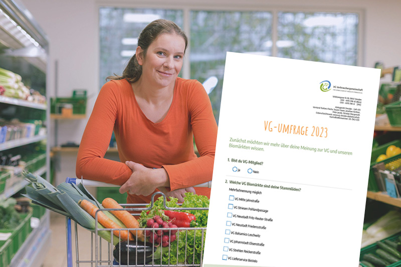 junge Frau mit Einkaufswagen im Biomarkt. Ein Papierblatt mit dem Titel "VG Umfrage 2023"