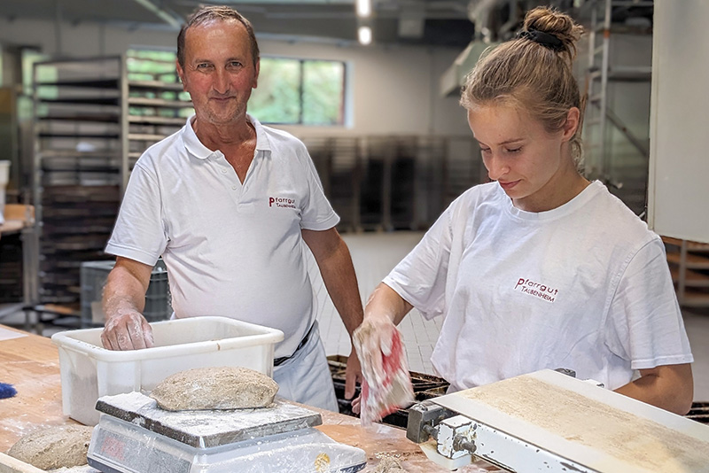 Bäcker im Pfarrgut Taubenheim bereiten Brotteig zu