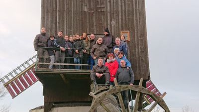 Team von Biofrucht Senst vor einer Windmühle