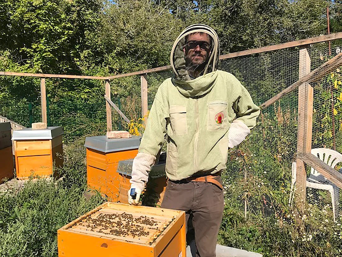 Jan Sarrazin von der Stockwerk Imkerei am Bienenstand. Bild: KATHARINA_GROTTKER