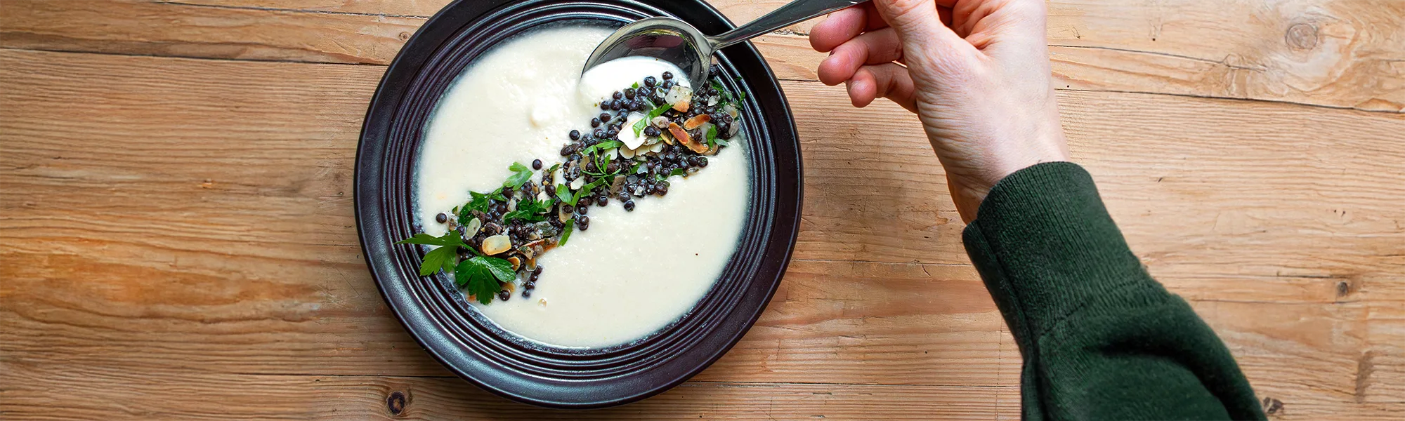 Pastinakensuppe mit Mandeln und Linsen