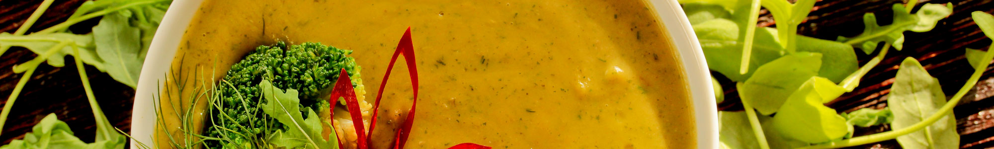 Suppe mit Brokkoli, Paprika und frischen Kräutern