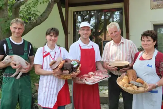 Das Team der Bio-Fleischerei Mörl präsentiert eigene Bio-Fleischprodukte